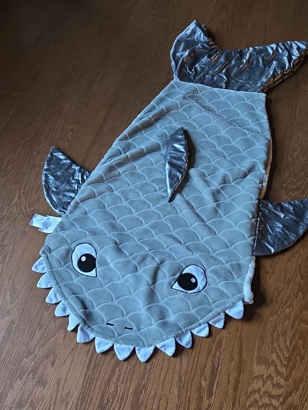 Gray Shark Plush Fish Pet Bed - Cozy Fish-Shaped Sleeping Mat